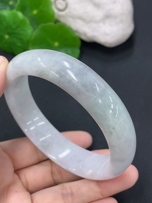 F37382332 翡翠正圈手镯 60.1圈口 货品总重约72.68克 有断裂