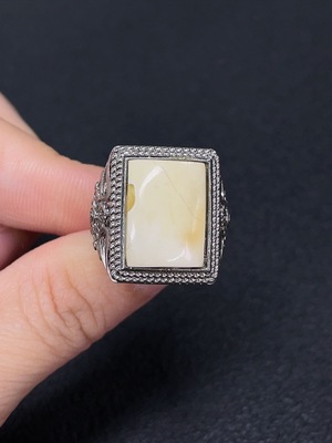 C43161629 琥珀蜜蜡镶嵌戒指  非金  活口  货品总重约6.66克