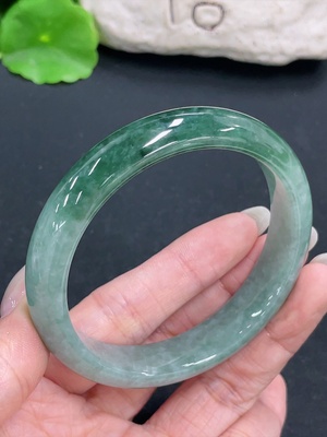 F41901975 翡翠正圈手镯 货品总重约54.6g 圈口58.6