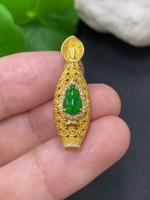 F42955738 翡翠葫芦镶嵌吊坠 18K金 货品总重约3.1克（配镶钻石）