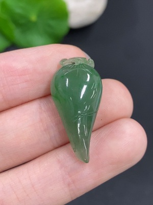 F41932982 翡翠福瓜挂件  货品总重量约4.2克