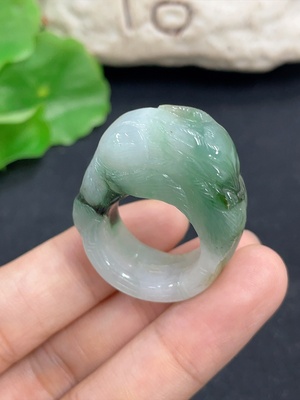 F46571330 翡翠戒圈 含其他矿物成分  货品总重约19.6g  圈口16