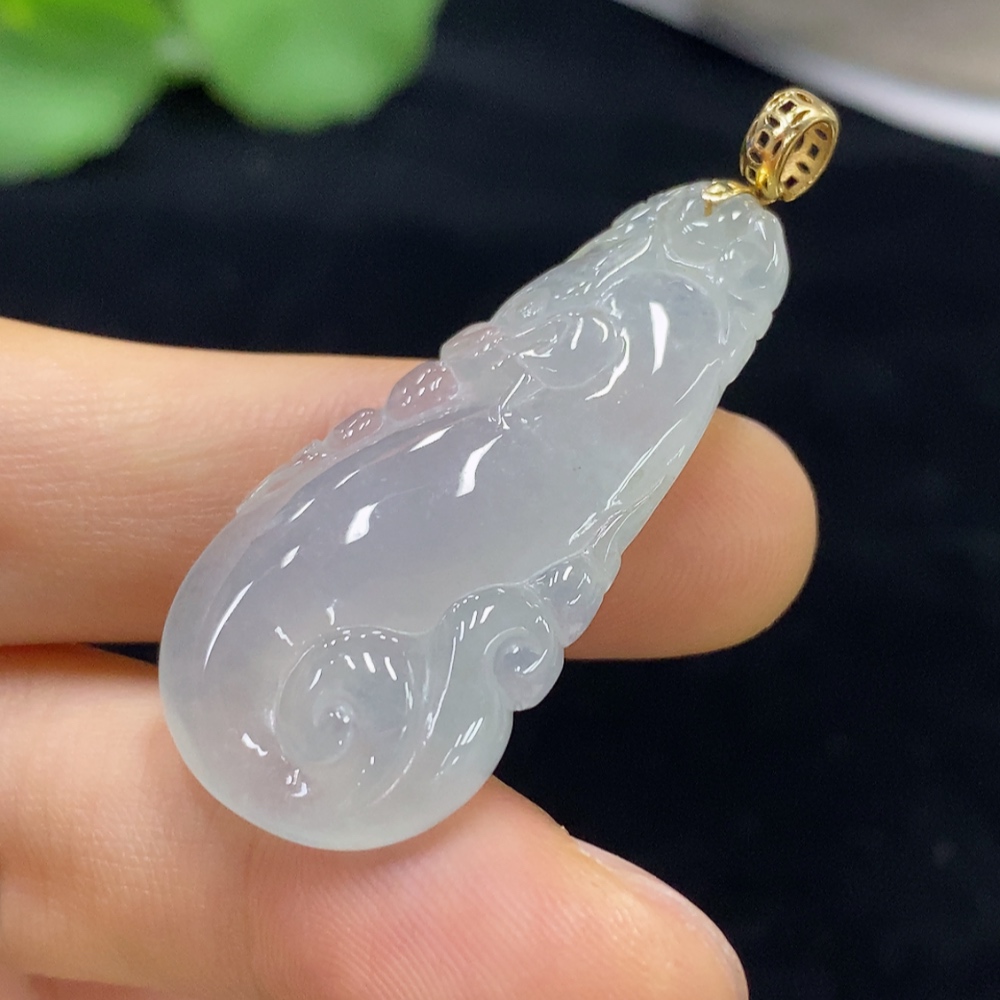 F31639720 Jadeite Pendant with 18k Clasp, Total Weight Approximately 8.46g