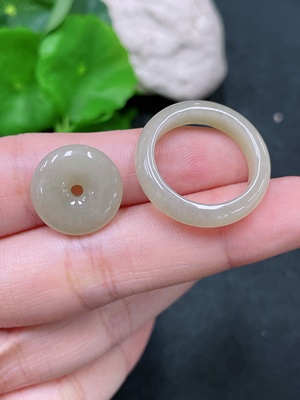 F32779778 Jadeite Pendant Mother-and-Child Buckle Color Origin Undetermined Total Weight Approximately 5.32g