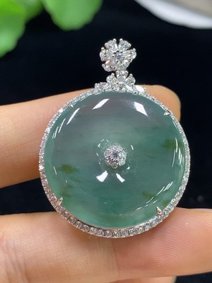 F35137157 Jadeite Peace Knot Pendant Set in 18k Gold with Diamond Accents, Total Weight Approximately 8.75g