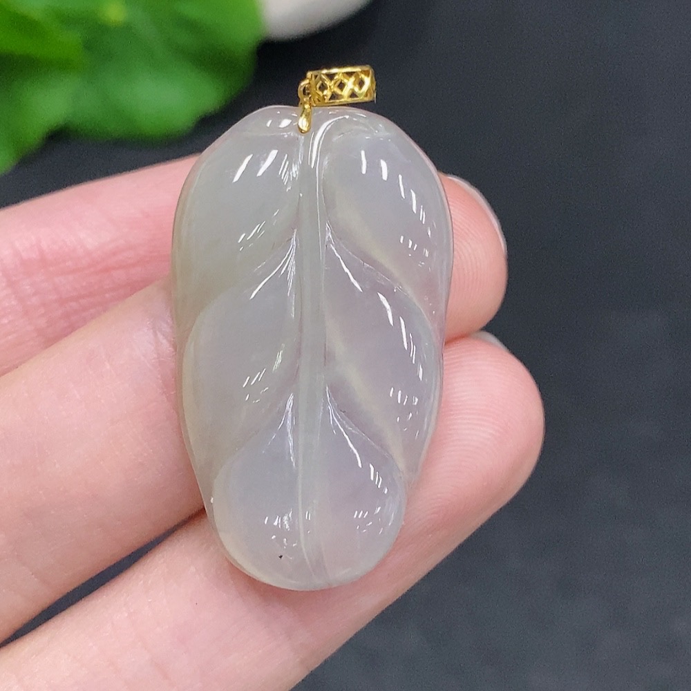 F34968299 Jadeite Leaf Pendant with 18K Gold Clasp, Total Weight Approximately 4.6 Grams