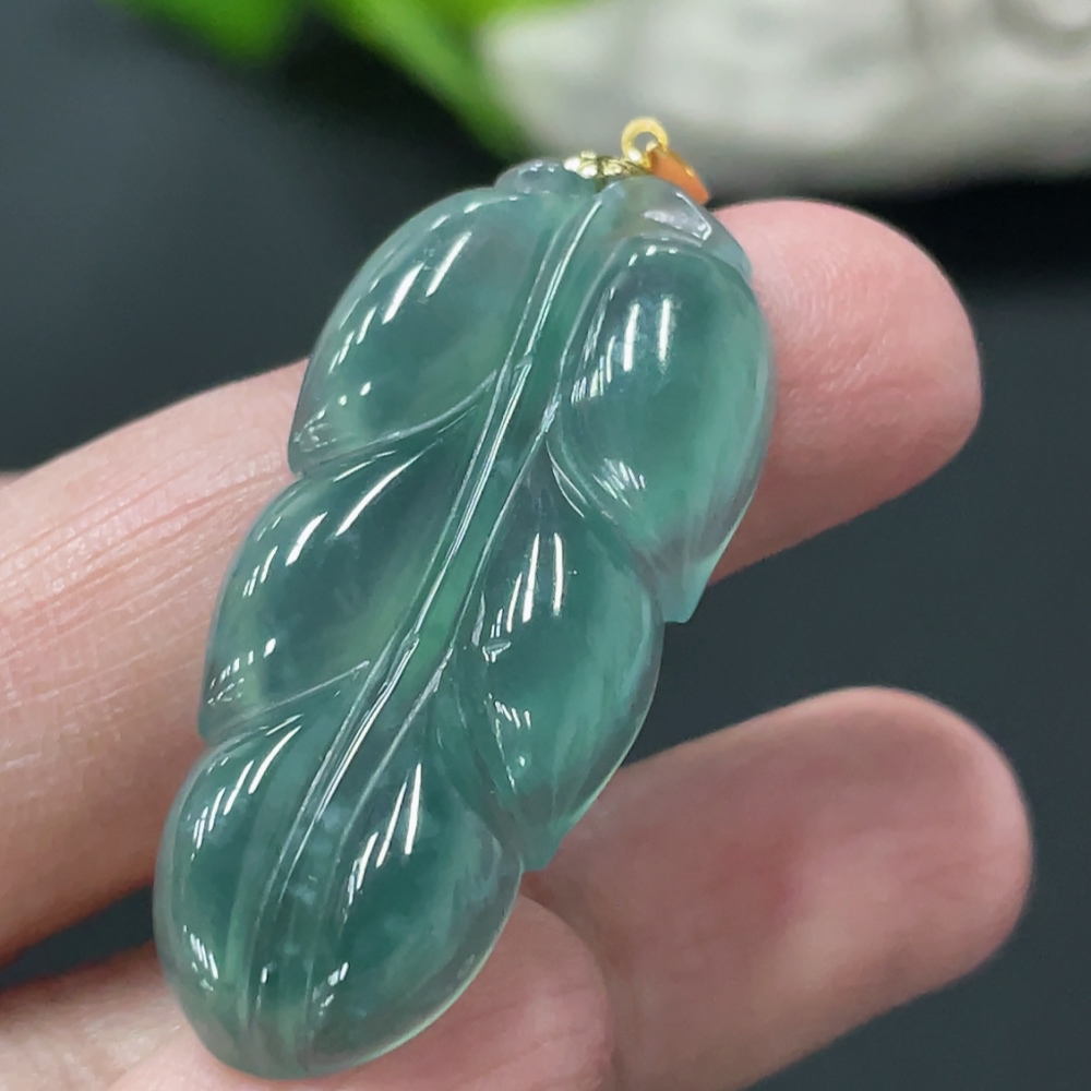 F34999359 Jadeite Leaf Pendant with 18K Gold Clasp, Total Weight Approx. 4.7g
