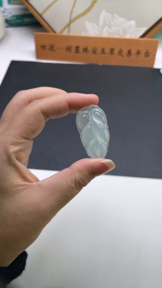 F35160619 Jadeite Leaf Pendant Total Weight Approx. 10g