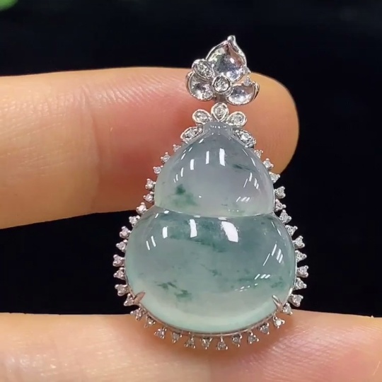 F34976090 Jadeite Gourd Inlaid Pendant with 18K Gold and Diamonds, Total Weight Approximately 4.57g