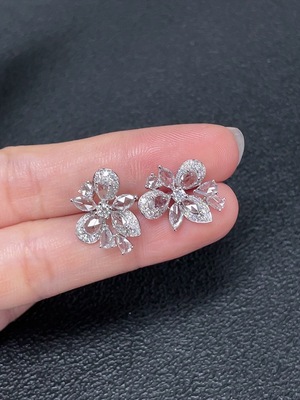 M43152201 钻石镶嵌耳钉  18k金   货品总重约3.88克  印记  D0.585ct  d0.25ct  D0.585ct  d0.25ct