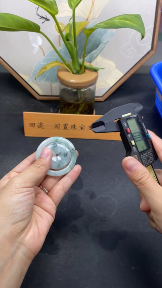 F34028662 Jadeite mother-child button set containing other mineral components