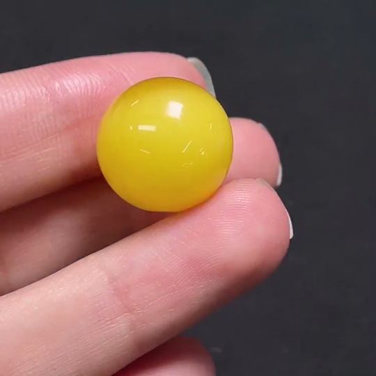 C31609044 Amber Beeswax Pendant, Total Weight Approx. 2.95g, Size 17.3mm