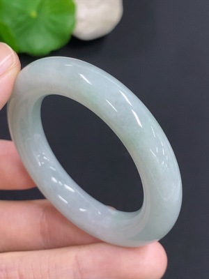 F46555144 翡翠圆条手镯 圈口37.5mm 货品总约重30.76g