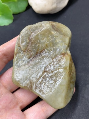 H43149818 和田玉  皮色成因未定      货品总重约179.6g