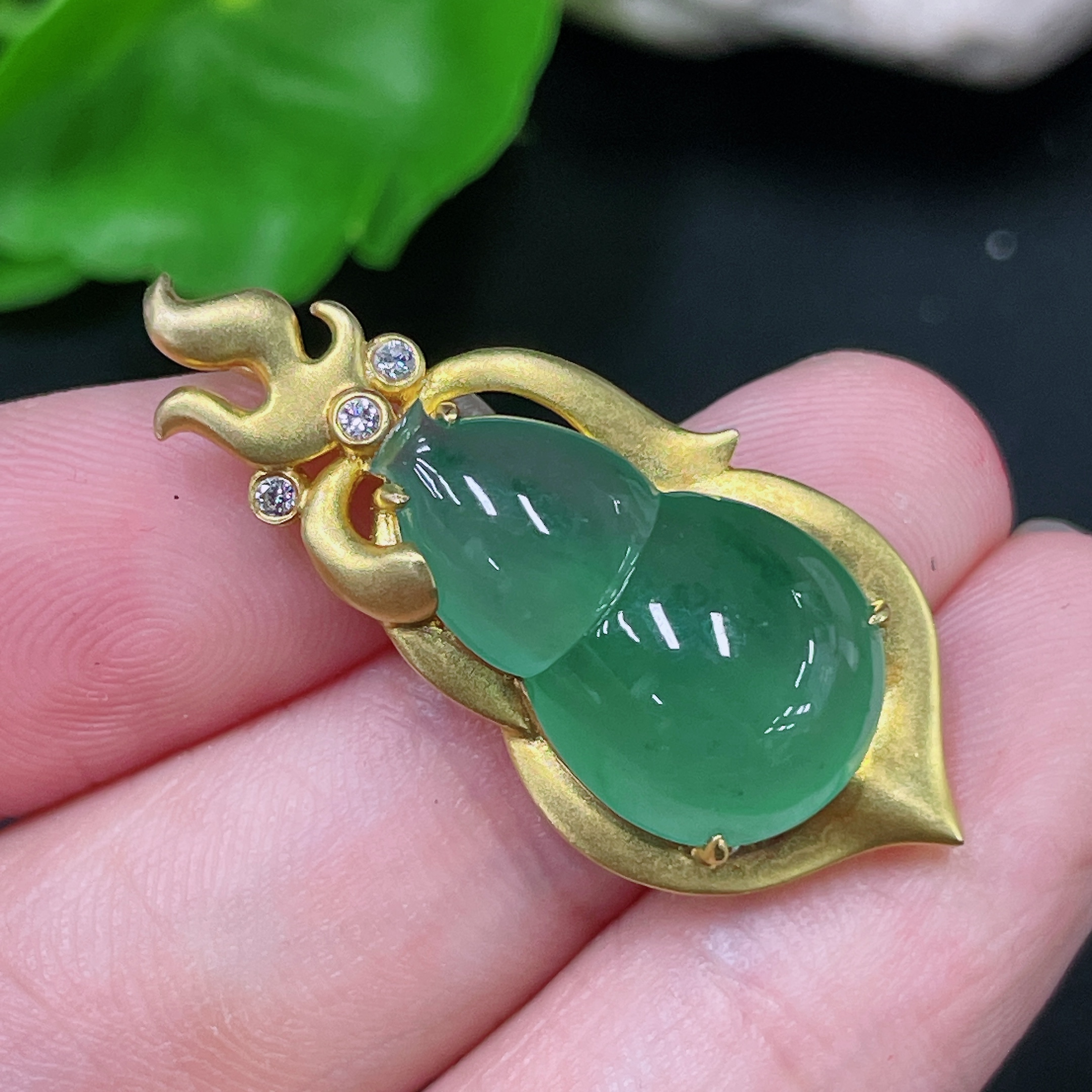 F33944097 Jadeite Gourd Pendant Set in 18K Gold, Total Weight Approx. 4.7g (with Diamond Accents)