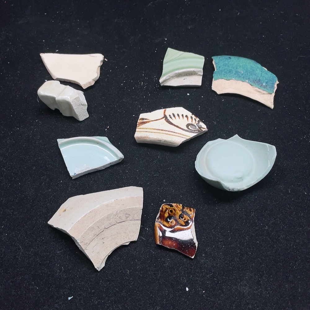 W25842679 High ancient colored glaze ceramic fragment (actual size prevails)