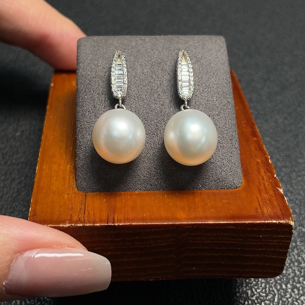 C27156049 Seawater Pearl Earrings Set in Non-Gold Metal, Approx. 11.2mm, Total Weight About 5.82g