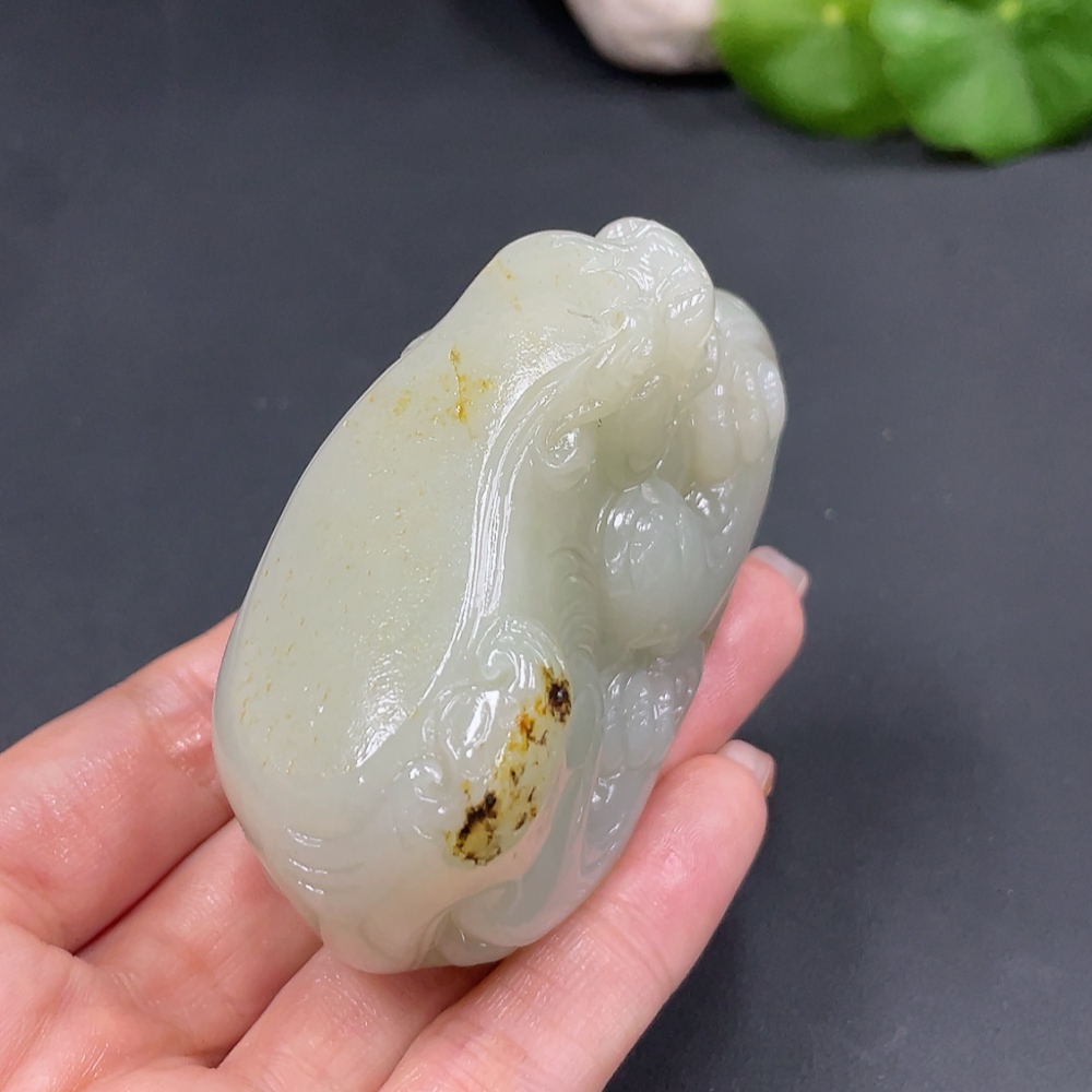H23688258 Hetian Jade Seed Material Handheld Piece, Auspicious Beast, Total Weight Approx. 170g, Undetermined Skin Color Origin, Collection Card