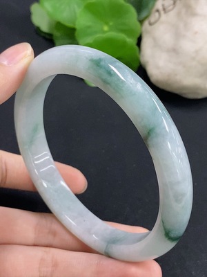 F46548854 翡翠正圈手镯 圈口69.3  含其他矿物成分 货品总重约70克