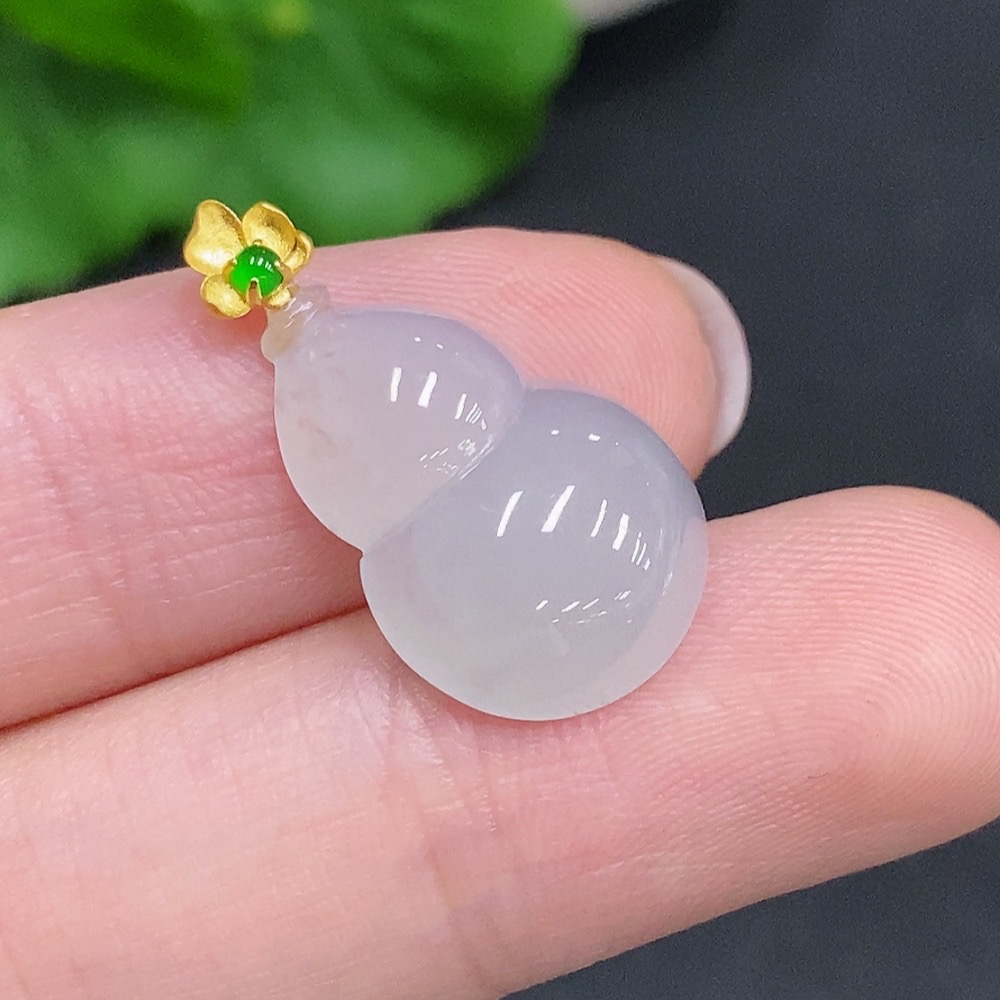 F34967712 Jadeite Gourd Pendant with 18k Gold Clasp, Total Weight Approximately 2g