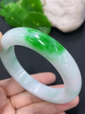 F44295291 翡翠正圈手镯 圈口54.5mm 货品总约重68.4g （修补）