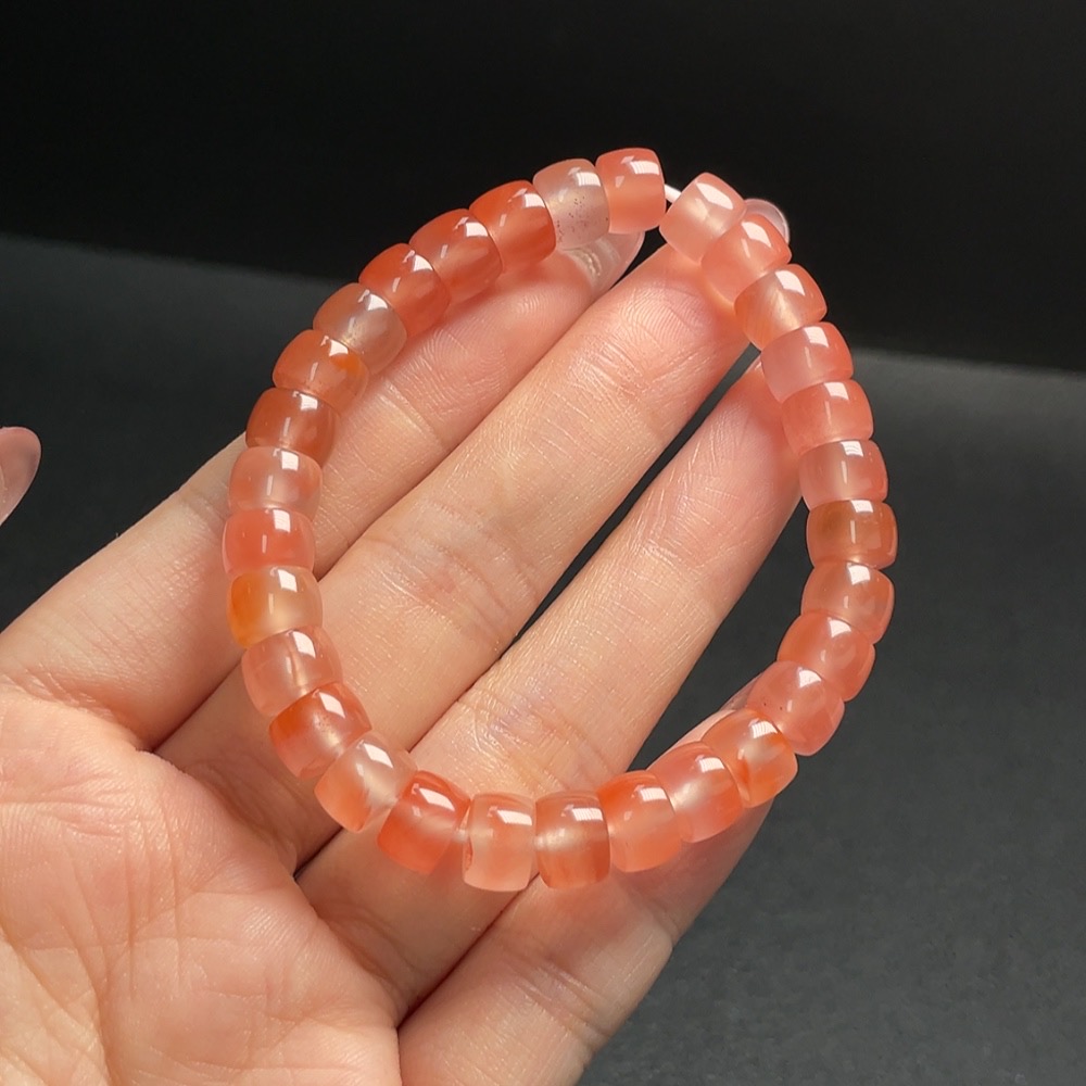 C29341443 South Red Agate Bracelet, approx. 8.3mm, total weight about 21.11g, visible organic matter