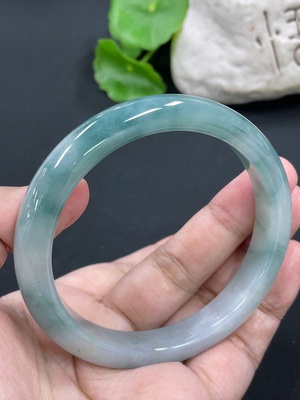 F42973920 翡翠正圈手镯 货品总重约49.15g 58.9圈口