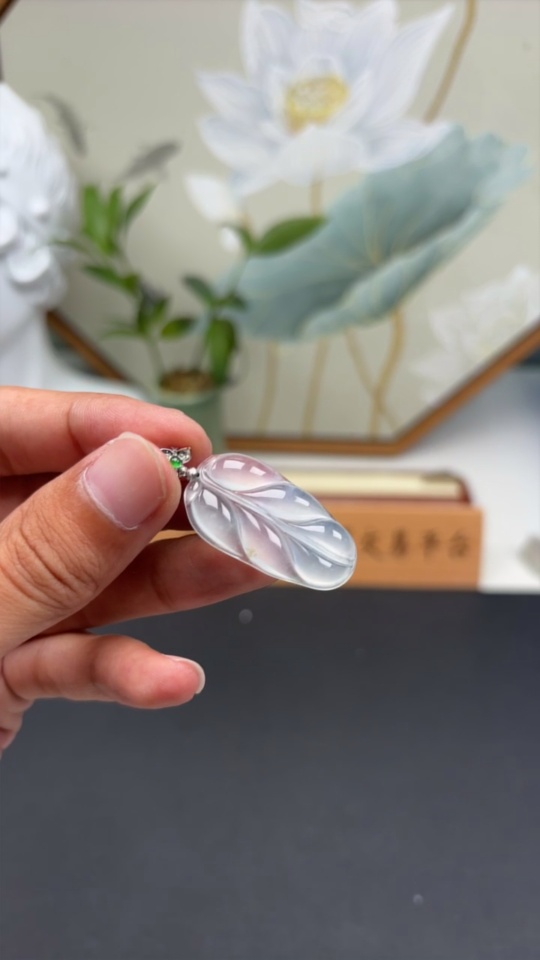 F32801214 Jadeite Leaf Pendant with 18K Gold Bail Total Weight Approx. 4.4g (Diamond Accents)