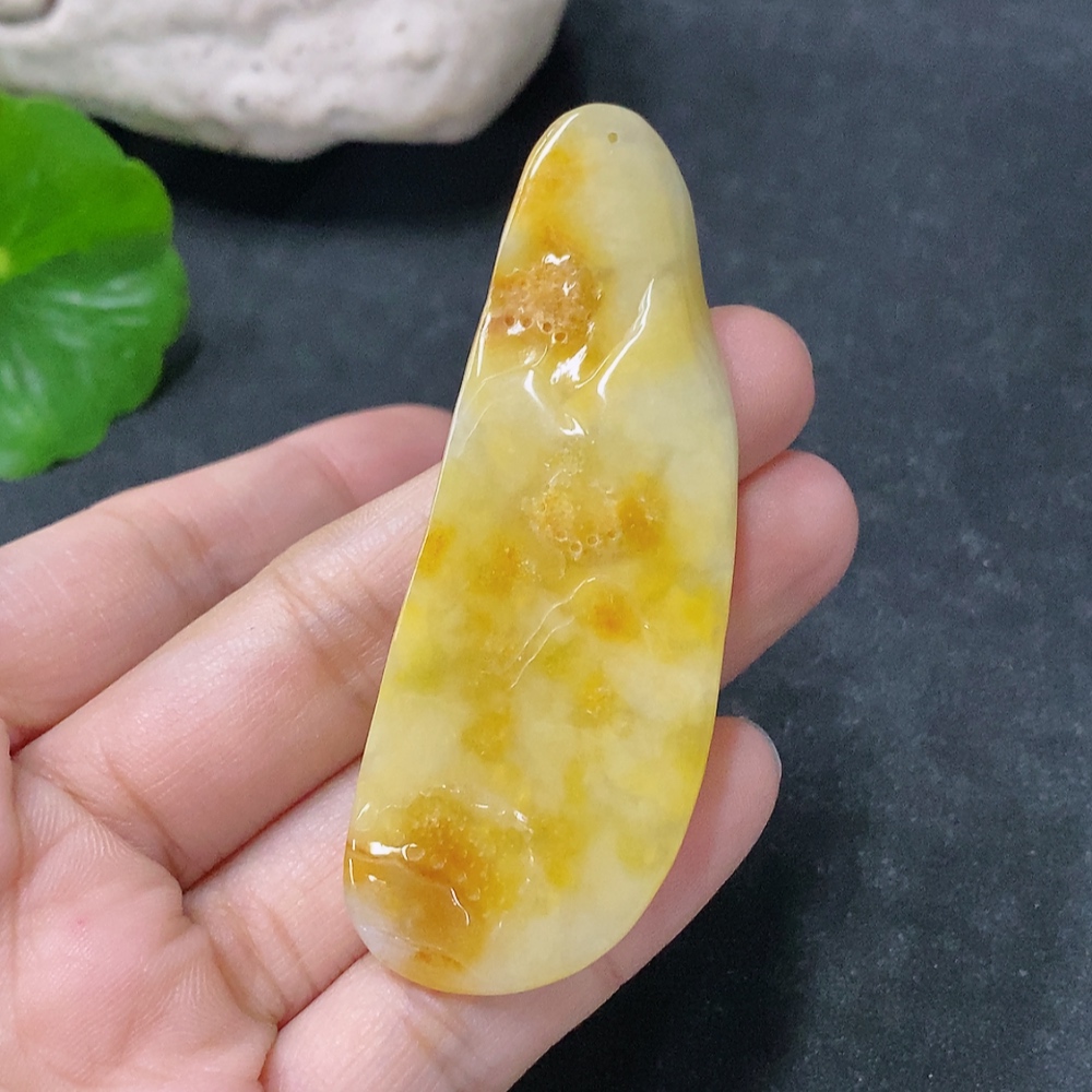 F33912470 Jadeite Pendant Magpie on Plum Branch Indicating Happiness, total weight approx. 16.66g, yellow part color origin undetermined