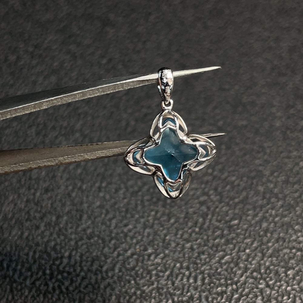 C29403768 Topaz Pendant with 18K Gold, Total Weight Approximately 2.32g, Color Origin Undetermined, Accented with Diamonds