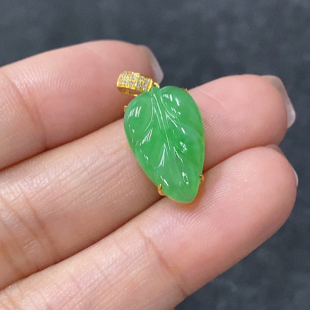 F34030649 Jadeite Leaf Pendant with 18K Gold and Diamond Accents, Total Weight Approx. 1.69g
