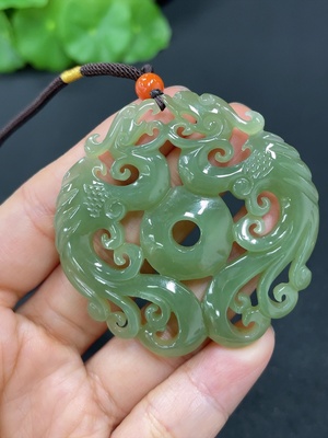 H40743508 和田玉挂件   仿古牌  货品总重约（含绳）19.5g  配珠非和田玉