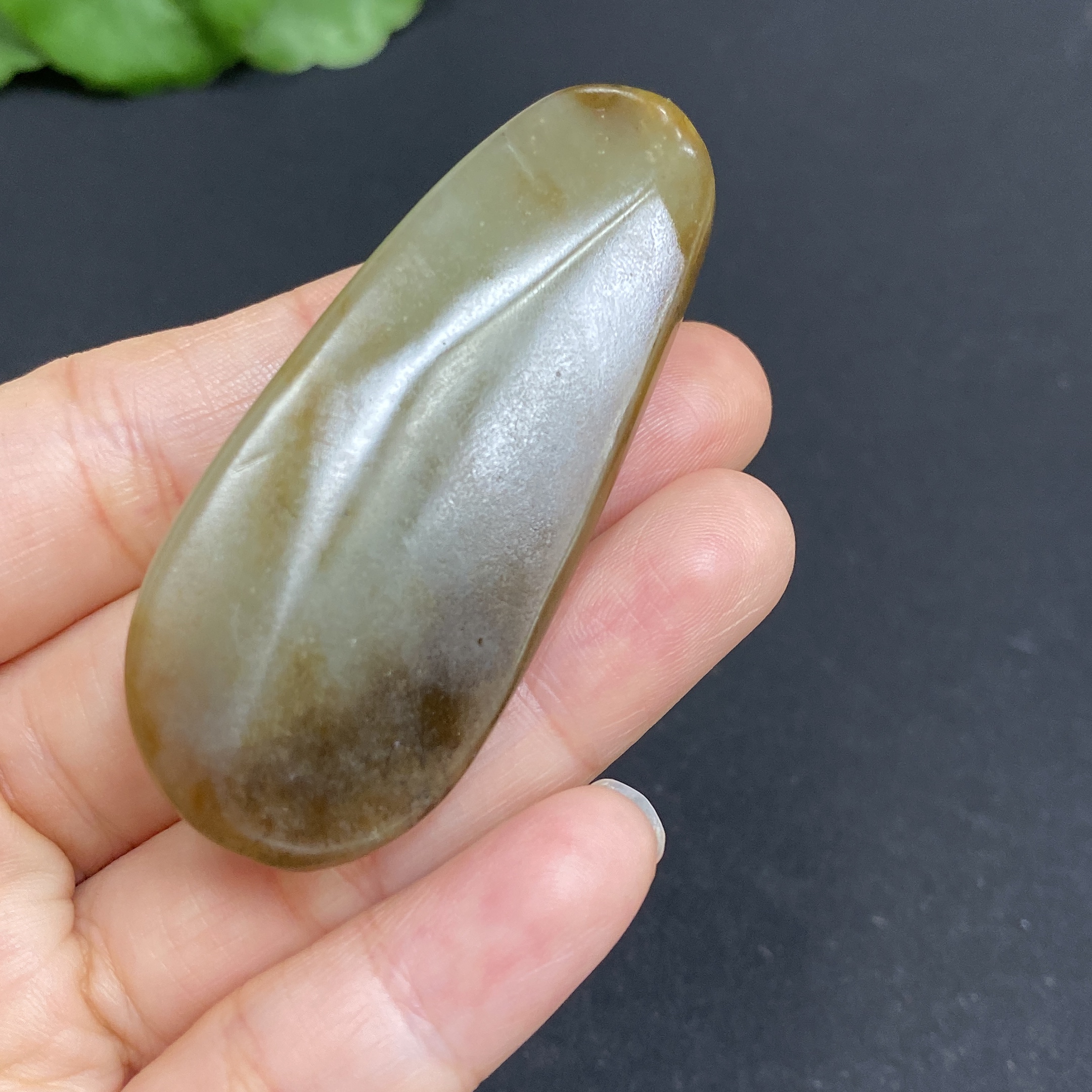 H32813924 Hetian Jade Pendant - Auspicious Monkey Offering Blessings