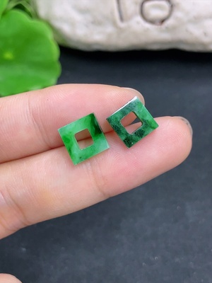 F45461914 翡翠挂件一手走 含其他矿物成分
