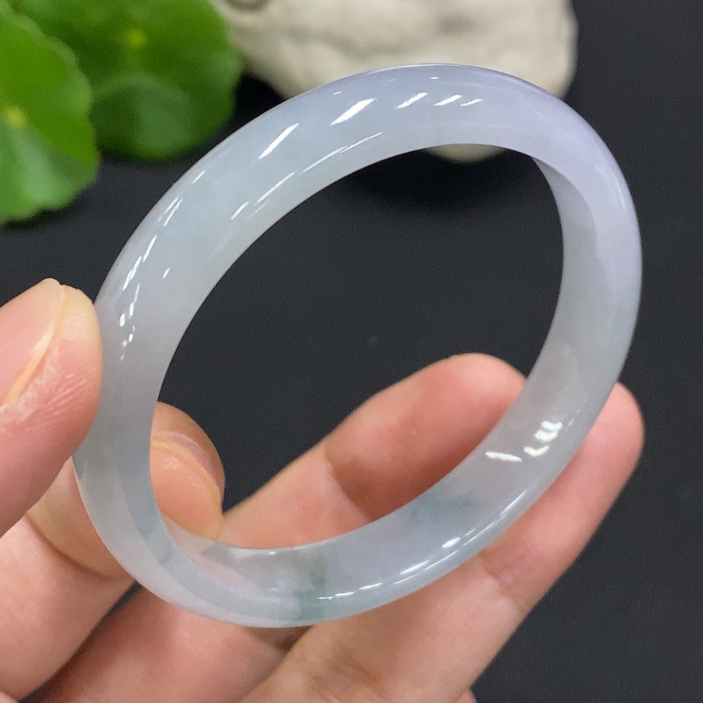 F31684588 Jadeite regular bangle, size 46, total weight approximately 20.3g