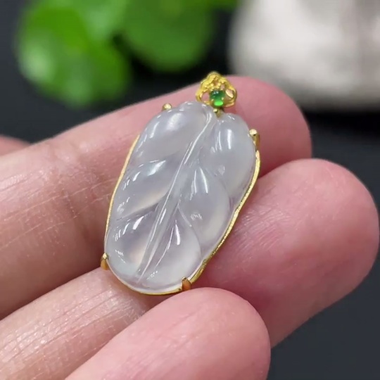 F33909665 Jadeite Leaf Inlaid Pendant 18K Gold Setting Total Weight Approx. 1.29g