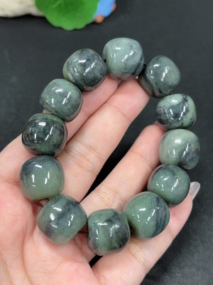H46587984 和田玉手串 卡17.5mm左右 货品总重约111.9g 含其他矿物成分