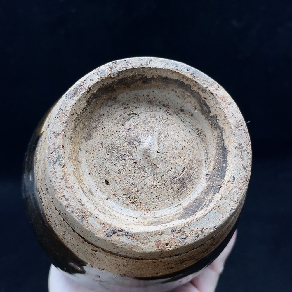 W34993630 Ceramic, minor chips, small kiln black-glazed vase, size as per actual item