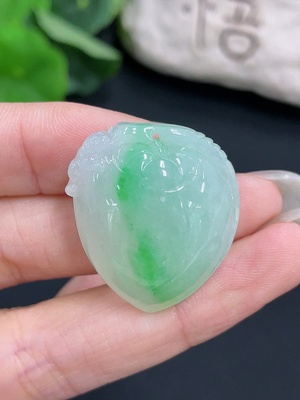 F42970561 翡翠挂件  货品总重约13.5g