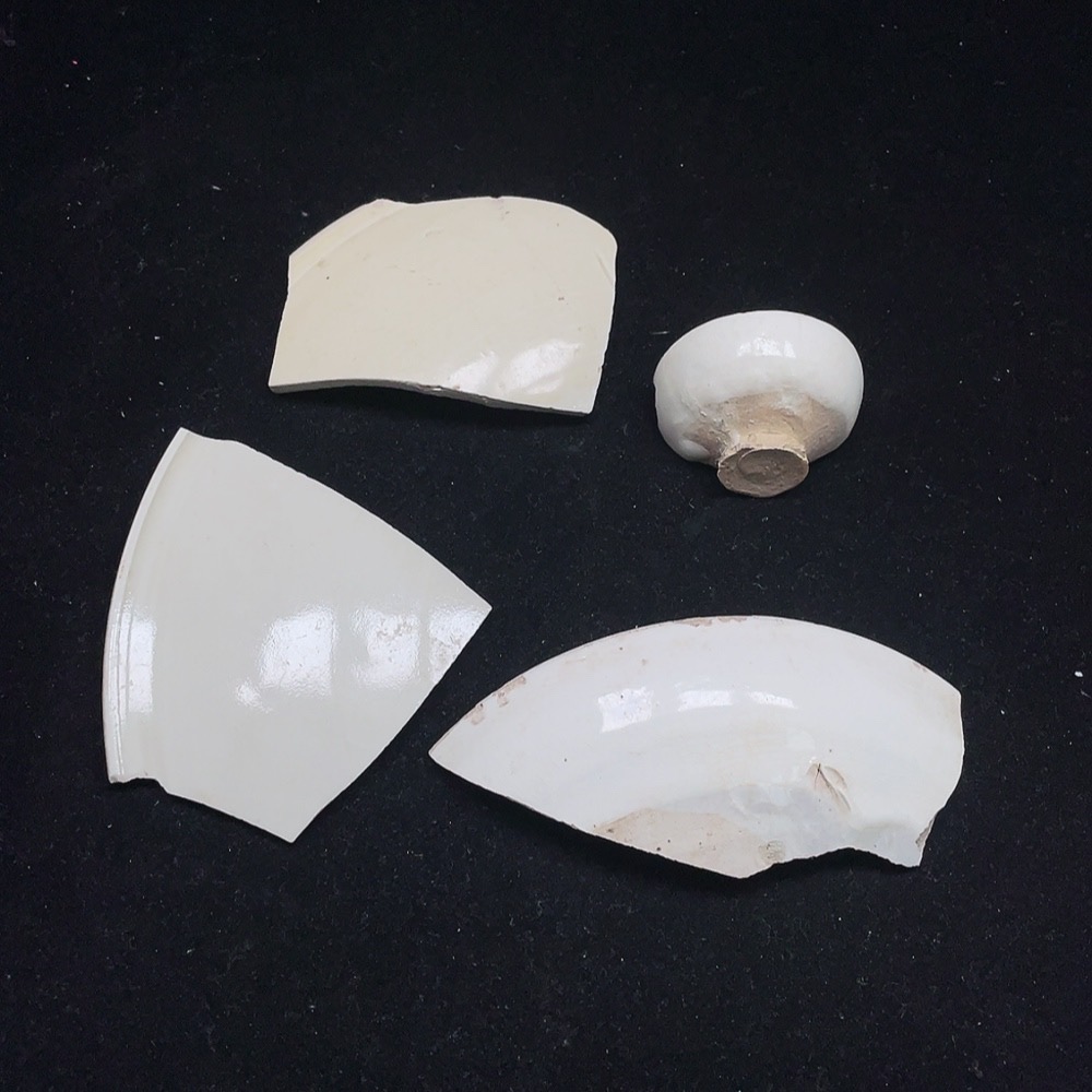 W25911822 A set of white-glazed ceramic shards (actual size as per the item)