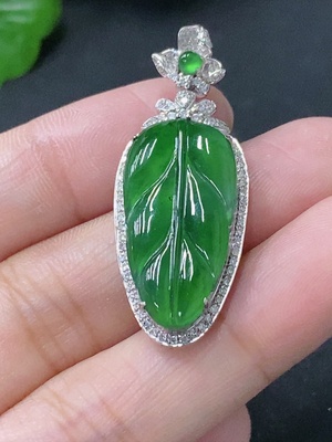 F33849922 Jadeite Inlaid Leaf Pendant 18k Set with Diamonds Total Weight Approx. 4.12g