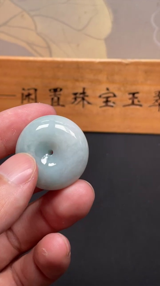 F34070550 Jadeite Peace Knot, total weight approximately 19.1 grams