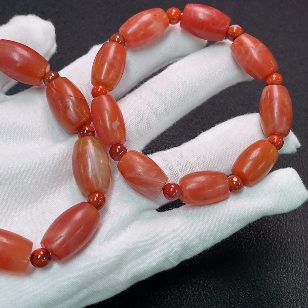 C35091871 Red Agate Bracelet with Visible Organic Matter, Total Weight Approximately 81.46g, Sell as a Lot