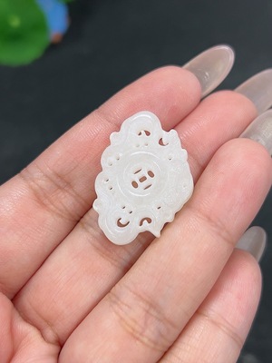 H41946175 和田玉挂件 仿古件 货品总重约4.7g
