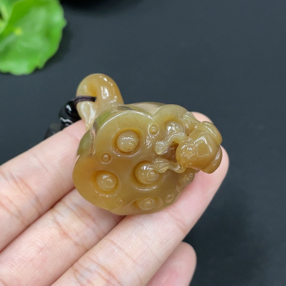 H29389370 Hetian Jade Pendant Lotus Seedpod