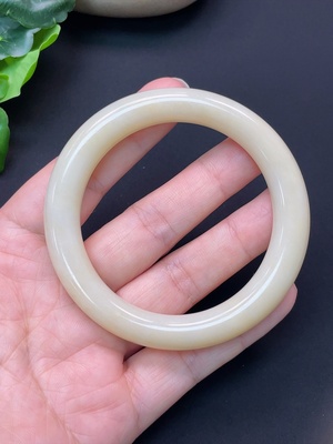 H46604156 和田玉圆条手镯 含其他矿物成分 圈口56mm 总重约48.54g