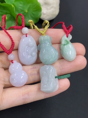 F46554283 翡翠挂件一手走 含其他矿物质