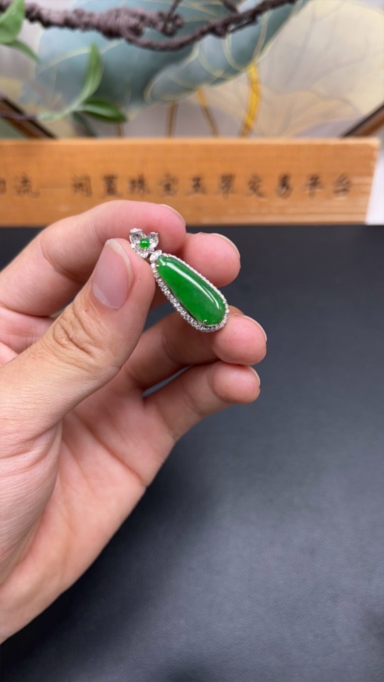 F34985123 Jadeite Inlaid Piece 18K Gold Setting with Diamond Accent Total Weight Approx. 3.51g