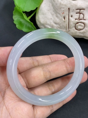 F44319783 翡翠圆条手镯 货品总重约49.8g 56.4圈口