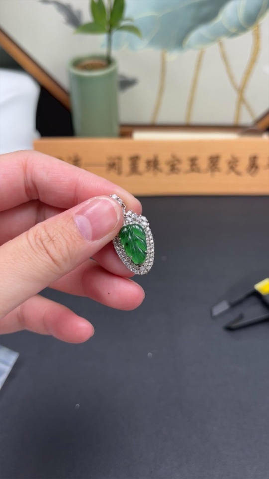 F33913392 Jadeite Inlaid Leaf Pendant Non-Gold Total Weight Approx. 3.8g